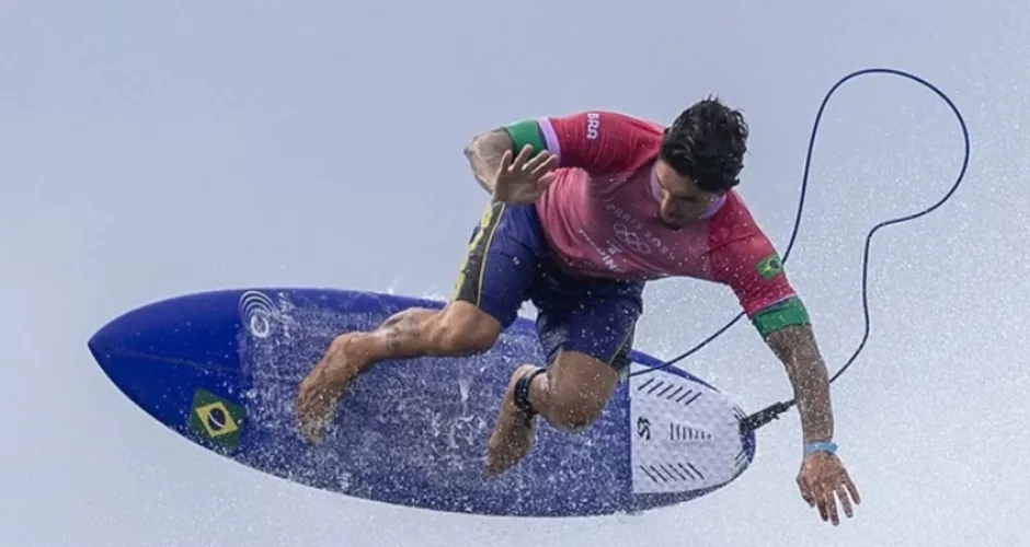 É bronze! Medina vence peruano e conquista primeira medalha olímpica