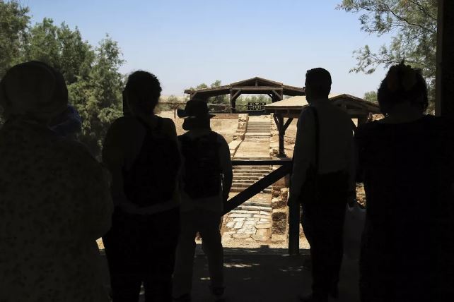 Turistas visitam Al-Maghtas, ou Betânia do Além-Jordão, na margem oriental do Rio Jordão, na Jordânia — Foto: Raad Adayleh/AP