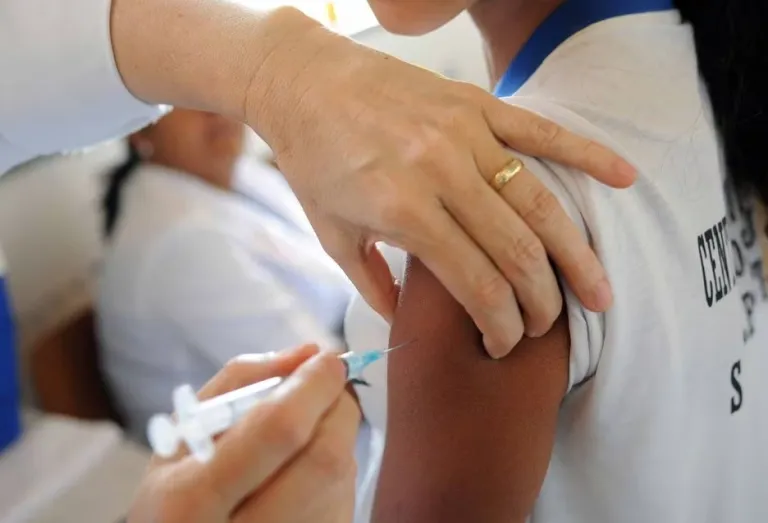 Mais 165 cidades vão receber a vacina contra a dengue; Alagoas segue de fora