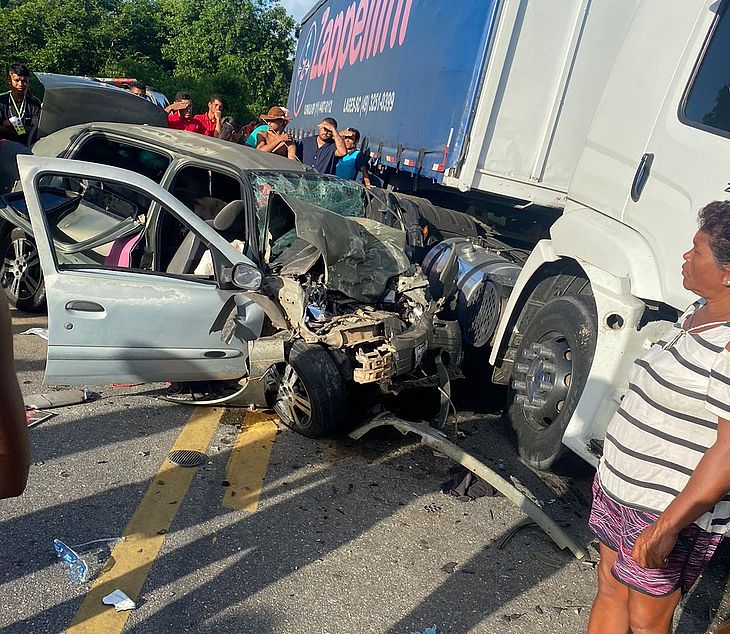 Uma pessoa morre e outra fica ferida após colisão entre carro e carreta na BR-101