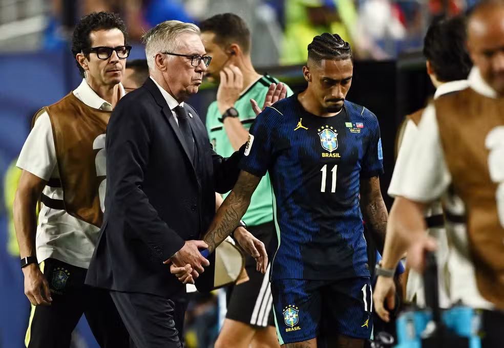Raphinha é substituído em Brasil x Haiti Seleção — Foto: Dylan Martinez/Reuters