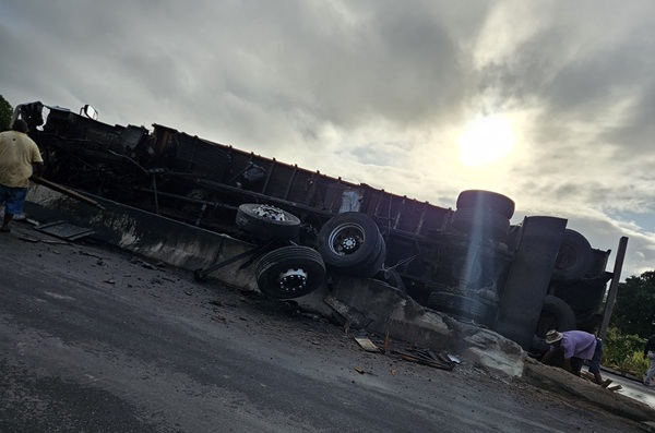 Caminhão tomba após colidir em mureta na AL-115, na divisa entre Palmeira dos Índios e Igaci
