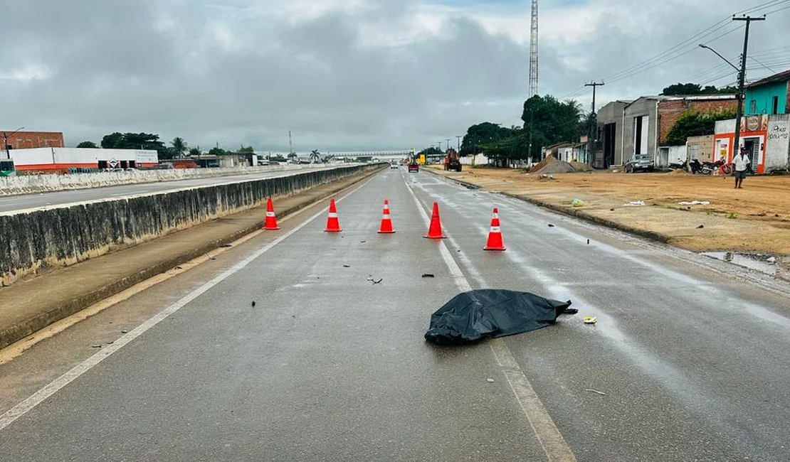 Caminhoneiro atravessa pista para fazer compra e morre atropelado por motociclista em Teotônio