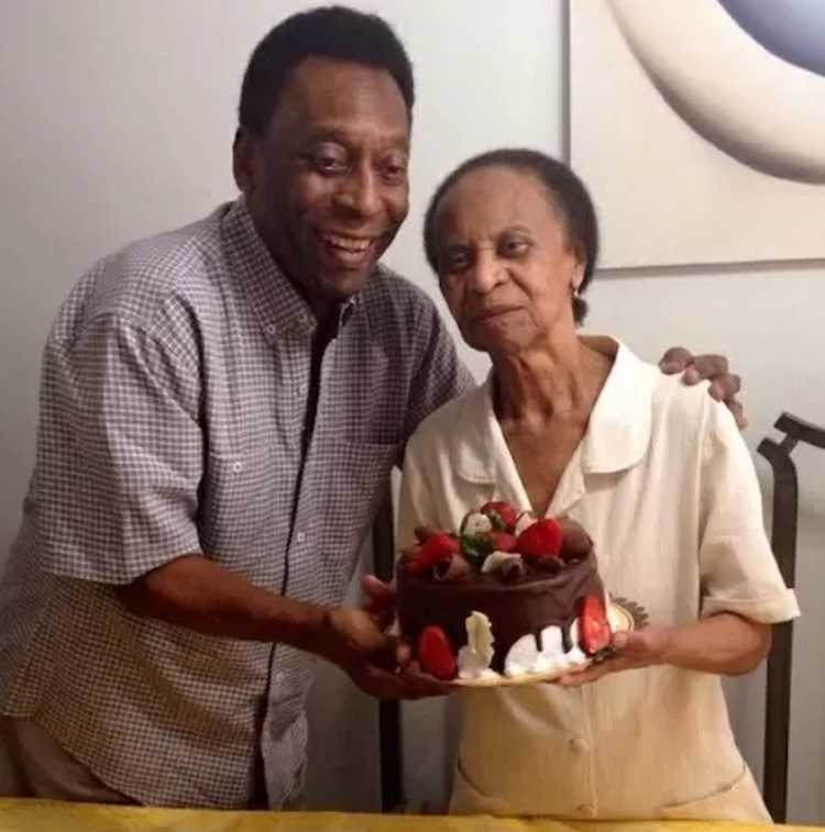 Mãe de Pelé comemorou o aniversário de 100 anos ao lado do filho