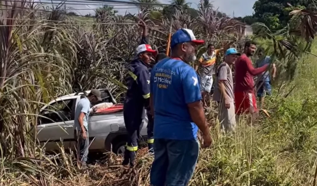 Motorista perde controle de carro, sai da pista e bate veículo em poste, na AL-115