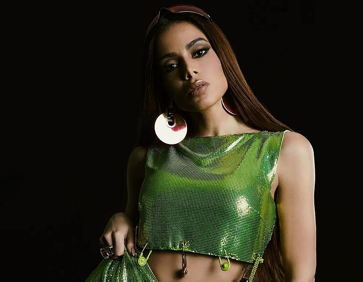 Após dois anos, Anitta divulga polêmica tatuagem íntima e chama atenção; veja