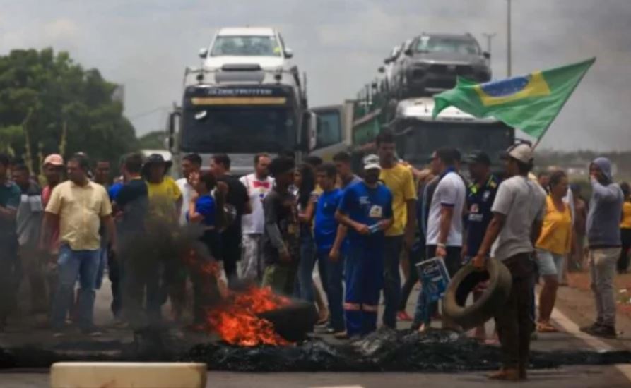 Após derrota de Bolsonaro, país tem 63 bloqueios em rodovias