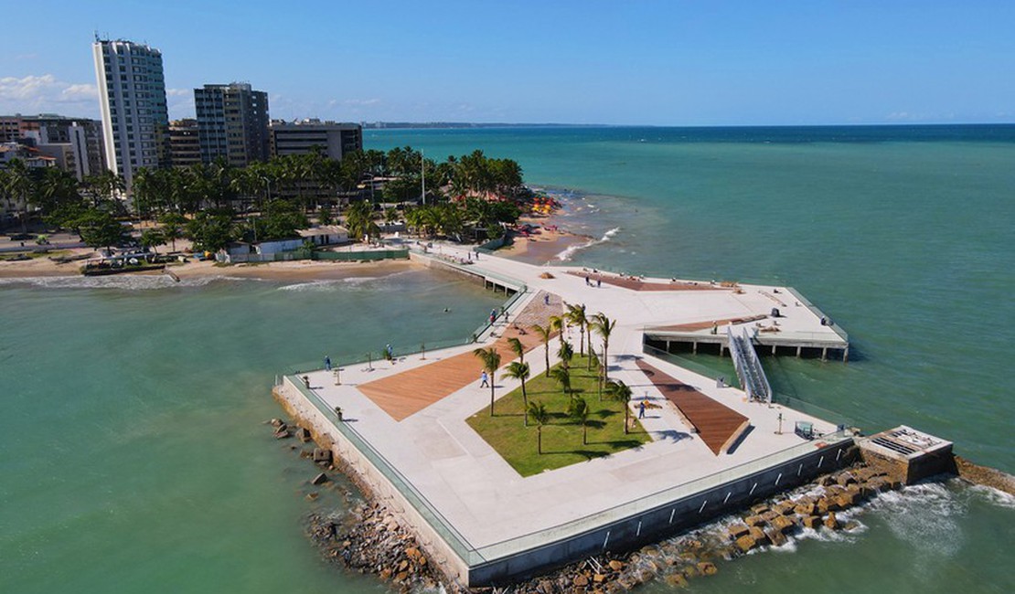 Homem sofre diversos ferimentos ao cair da plataforma do Marco dos Corais, em Maceió