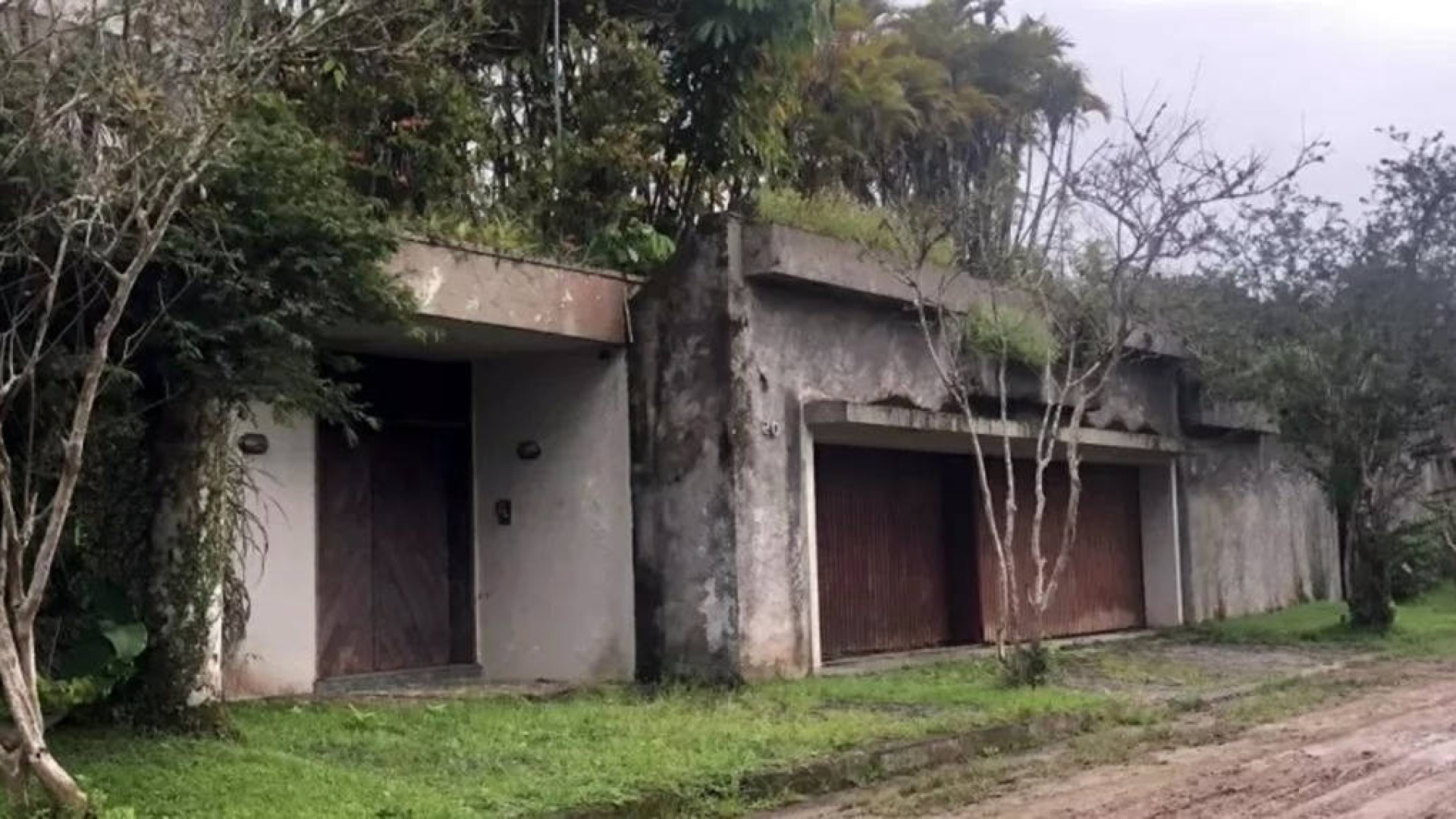 Mansão de Pelé no litoral de SP está em estado de abandono e foi alvo de furtos