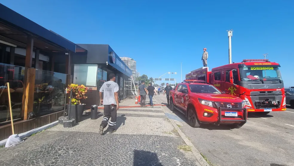 Incêndio em restaurante na Barra da Tijuca — Foto: Betinho Casas Novas/TV Globo