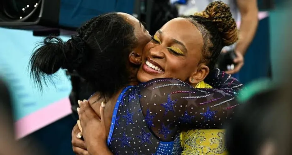 Após conquistar ouro, Biles se derrete por Rebeca Andrade: 'Atleta fenomenal'