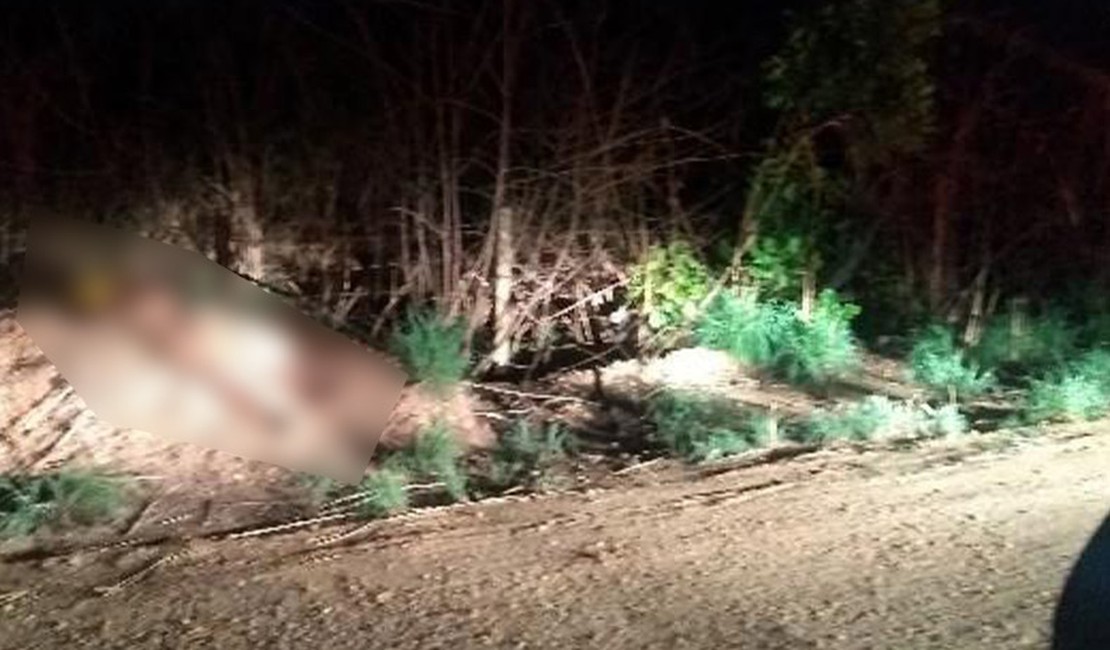 Homem é encontrado morto e com o pênis decepado em estrada vicinal; vítima foi baleada e esfaqueada