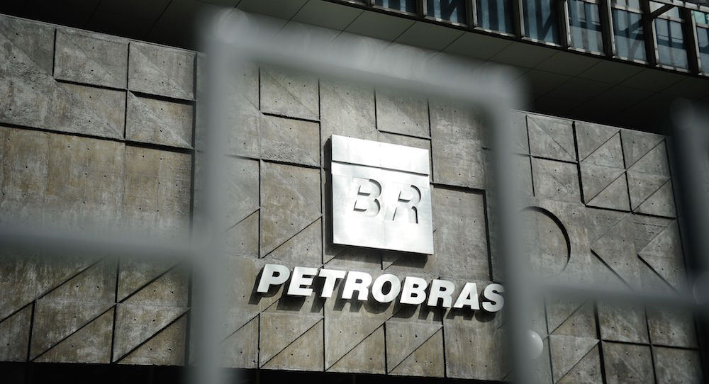 Petrobras perde R$ 55,3 bilhões em valor, derruba bolsa e eleva dólar