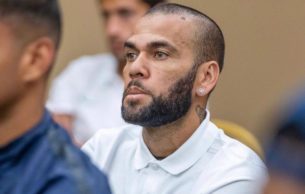 Daniel Alves receberá R$ 6,5 milhões do Tesouro espanhol e quer usar valor para pedir liberdade