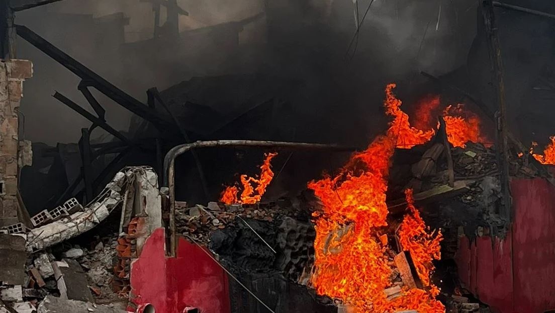 Três casas são atingidas por incêndio em fábrica de embalagens, em Arapiraca