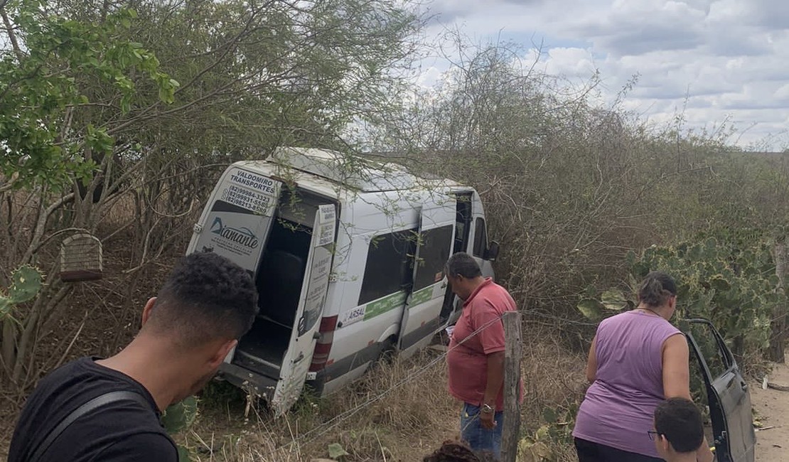 Motorista de van perde controle de veículo, sai da pista e passageiros ficam feridos na AL-220