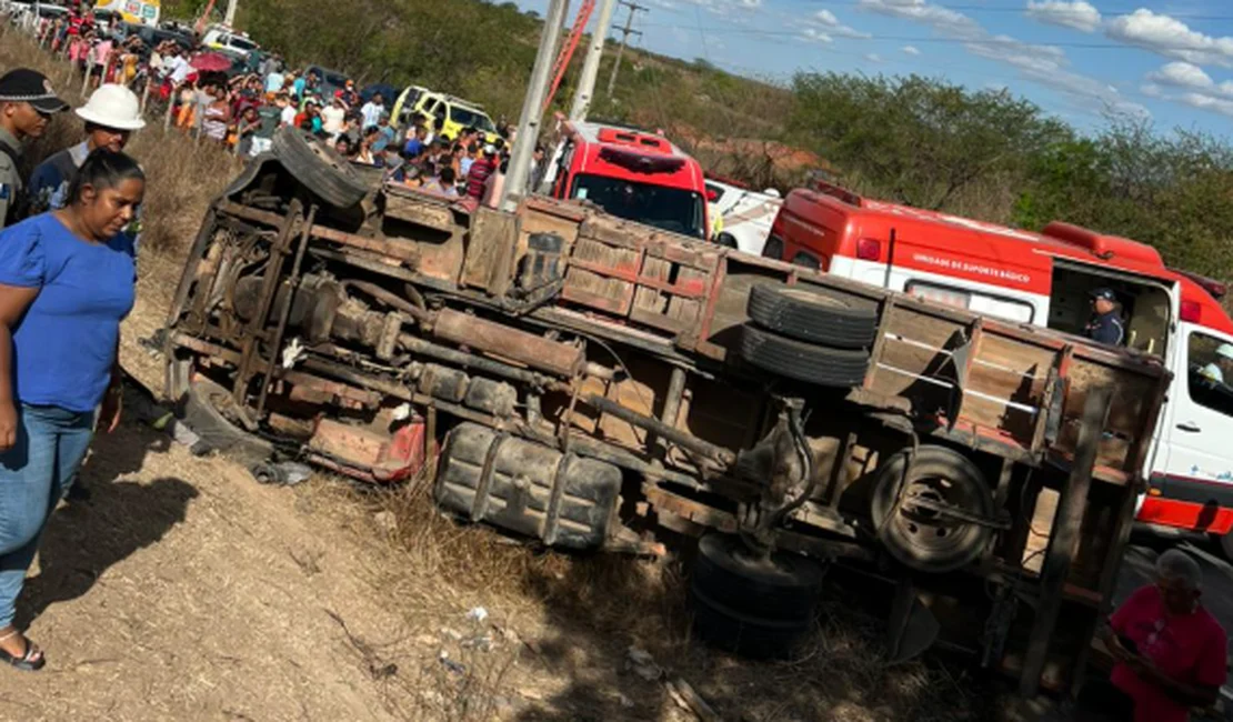 Após atropelamento, caminhão tombou na rodovia em Pão de Açúcar - Foto: BPRv