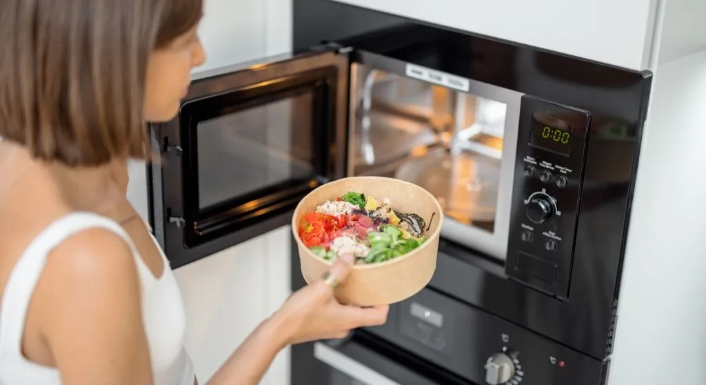 Esquentar comida no micro-ondas faz mal à saúde?