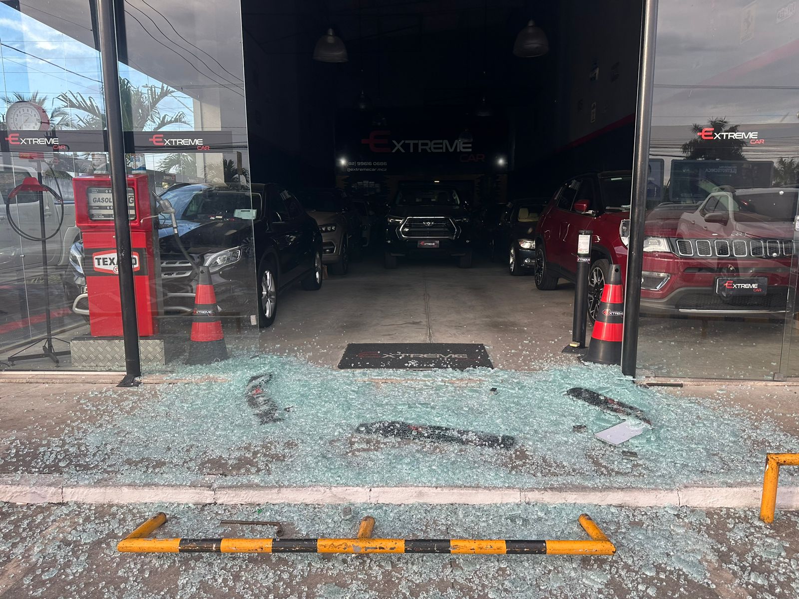 Loja de carro foi invadida e veículo de luxo furtado em Maceió. - Foto: Nick Marone/TV Gazeta