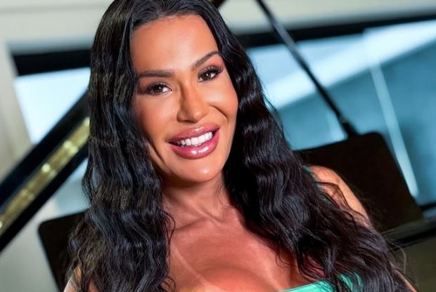 Gracyanne Barbosa se batiza em culto de Pablo Marçal