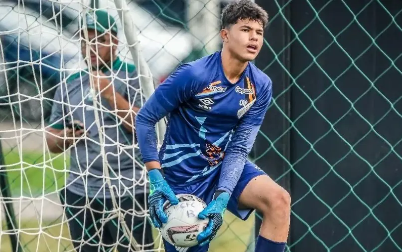 Filho de Eliza Samudio e goleiro Bruno assina com time no dia do aniversário da mãe