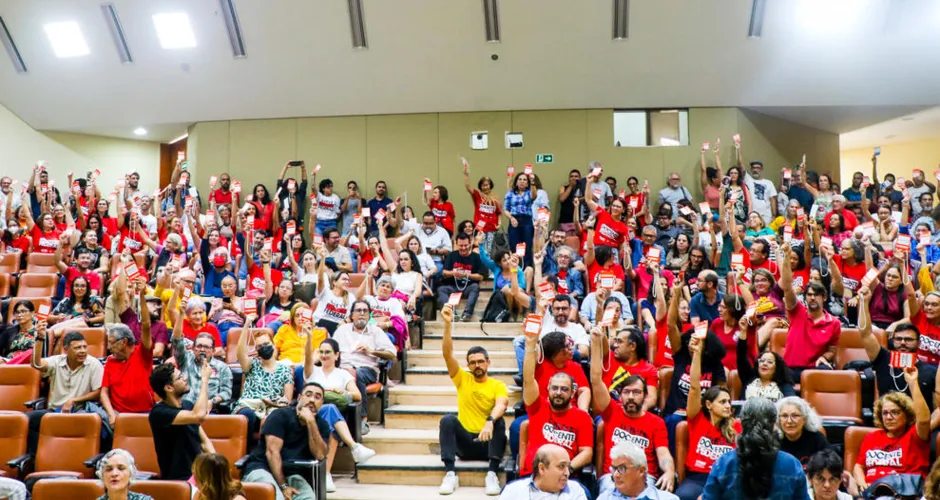 Em nova assembleia, docentes da UFAL decidem manter greve que já dura 50 dias