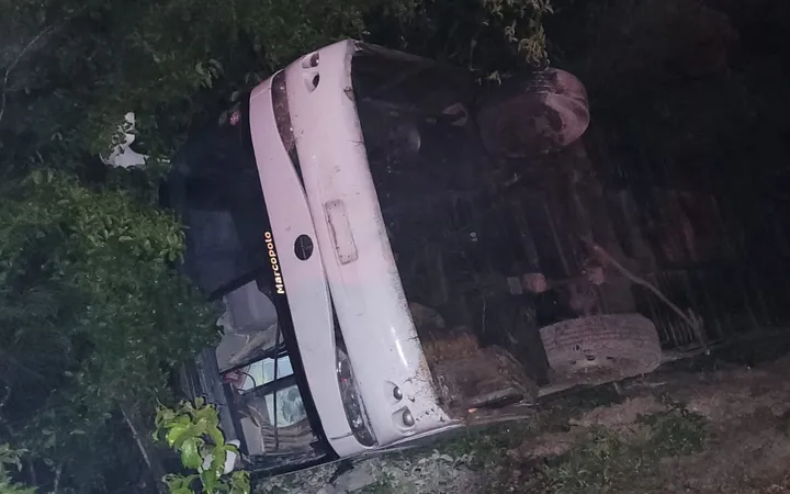 Ônibus com integrantes da banda Canários do Reino tomba no PI