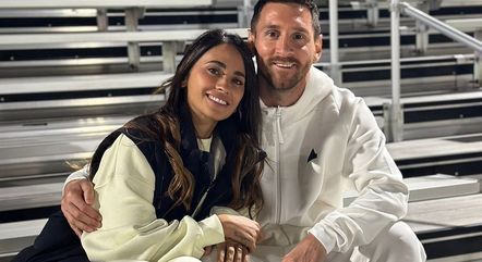 Após rumores de crise, Messi publica foto ao lado da esposa nas redes sociais