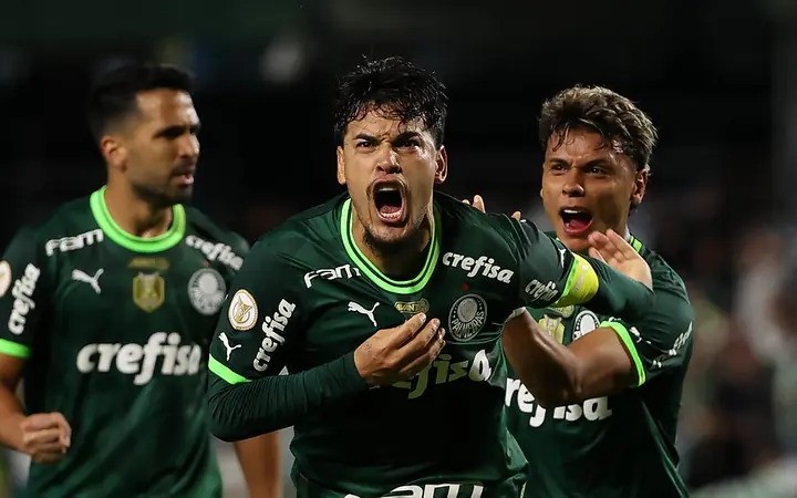 Palmeiras vence o Coritiba e volta ao G4 do Brasileirão