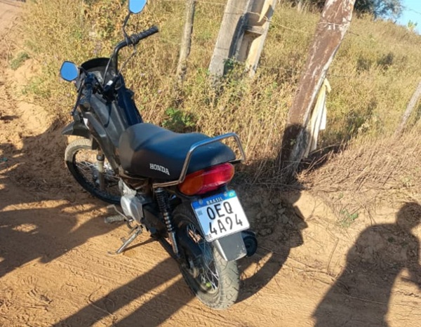 Moto é abandonada em estrada vicinal na zona rural de Palmeira dos Índios