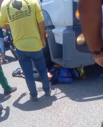 Motociclista tem parada cardíaca e é socorrido em estado grave após colidir contra caminhão