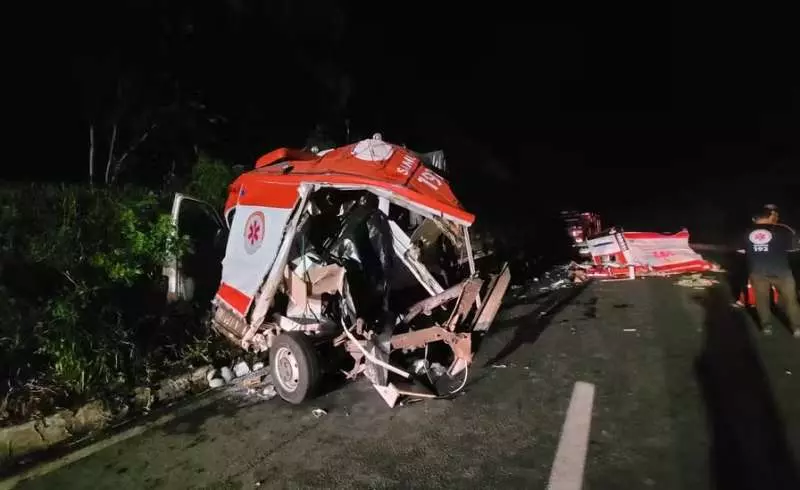 Médico, enfermeira e paciente morrem após ambulância bater em caminhão