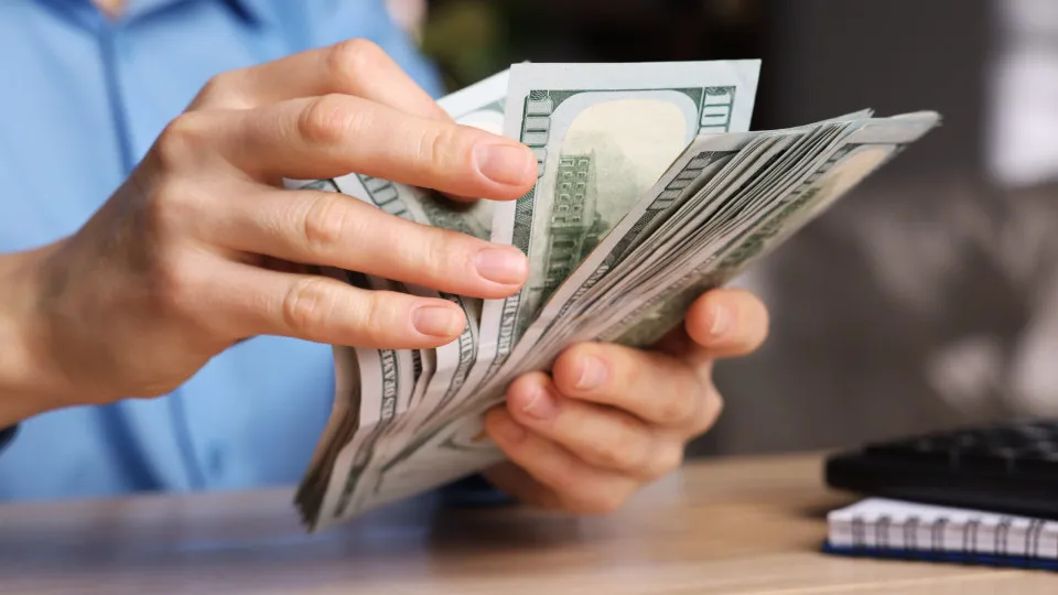 Dólar abaixo de R$ 5 sugere momento favorável para compra, dizem analistas