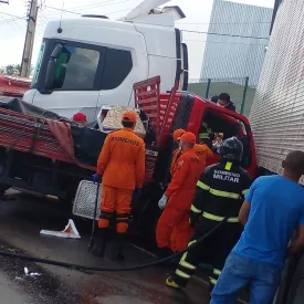 Homem fica preso às ferragens após colisão entre caminhão e carreta na AL-110