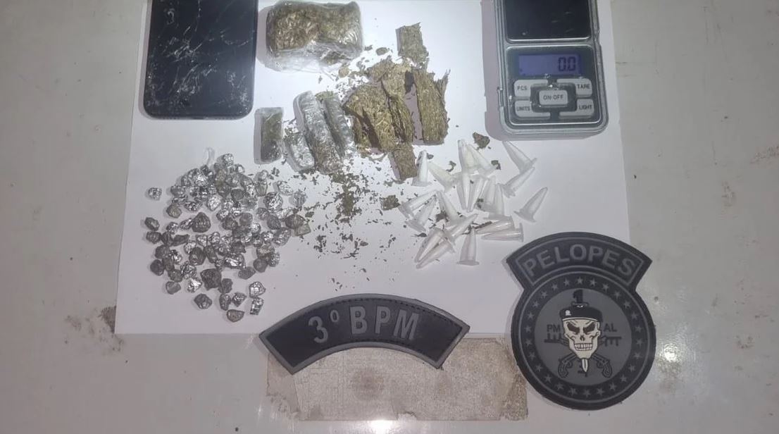 Crack e pinos de cocaína foram apreendidos - Foto: Assessoria