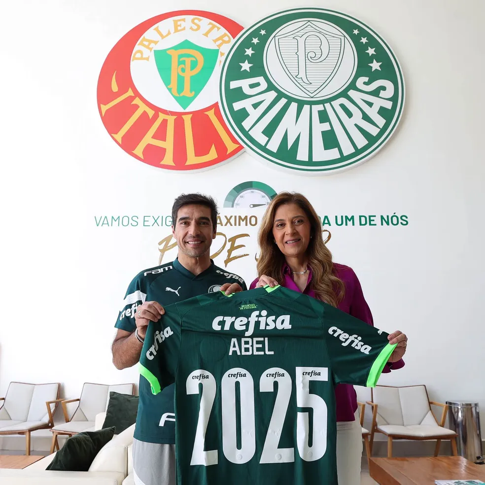 Abel Ferreira e Leila Pereira posam juntos para comemorar a renovação do técnico até 2025 — Foto: Divulgação
