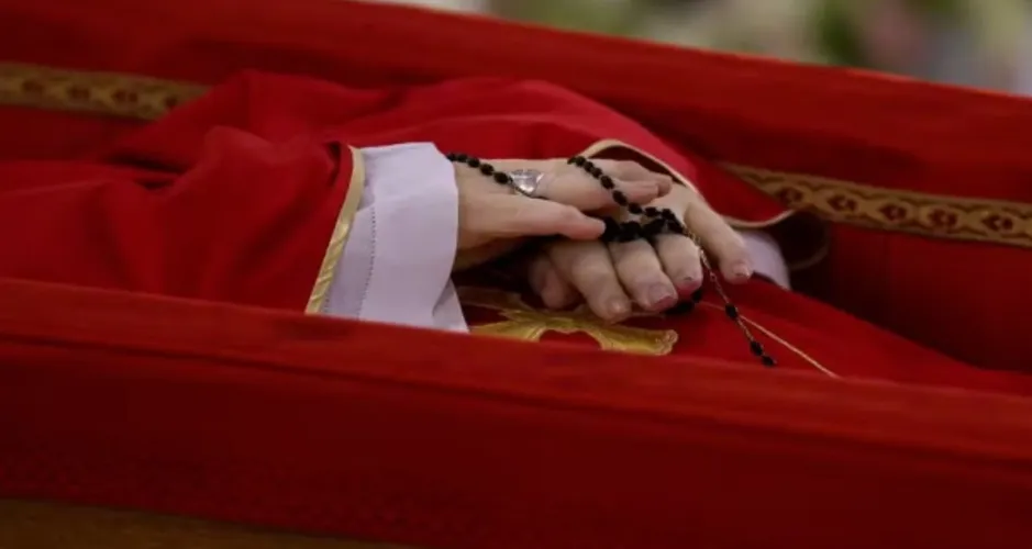 Vaticano divulga primeiras imagens de papa Francisco no caixão; veja!