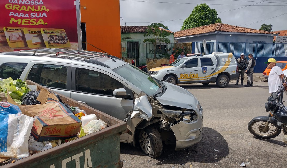  Motorista com sintomas de embriaguez atinge motos e container de lixo