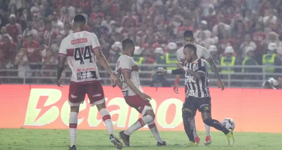 Eliminação na CdB deixa sensação de fim de temporada para o Santos    CRB x Santos, no Estádio Rei Pelé. — Foto: Ailton Cruz