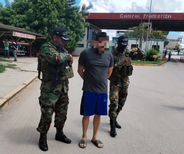 Leandro Barros, preso na Bolívia por matar esposa, chega a Maceió