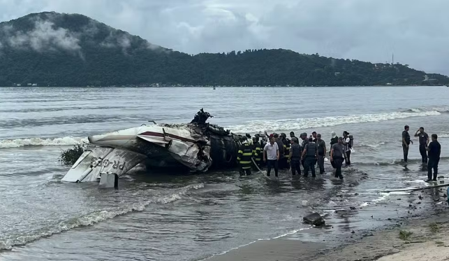 Avião de pequeno porte sofre acidente, em Ubatuba, no Litoral Norte de SP — Foto: João Mota/TV Vanguarda