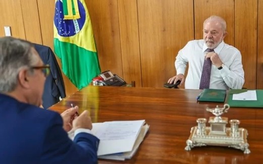 Lula proíbe ministros de entrar com celular no gabinete presidencial