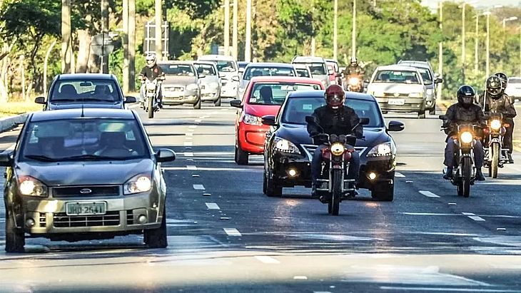 Nova lei do farol baixo: veja o que mudou para não levar multa no Carnaval