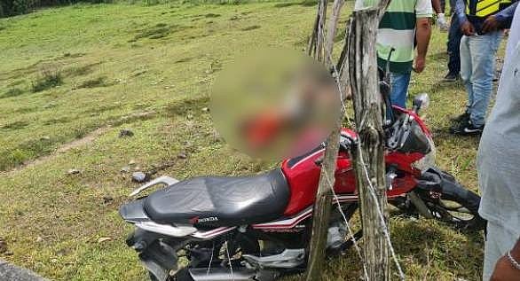 Homem fica preso em cerca de arame farpado após acidente de moto