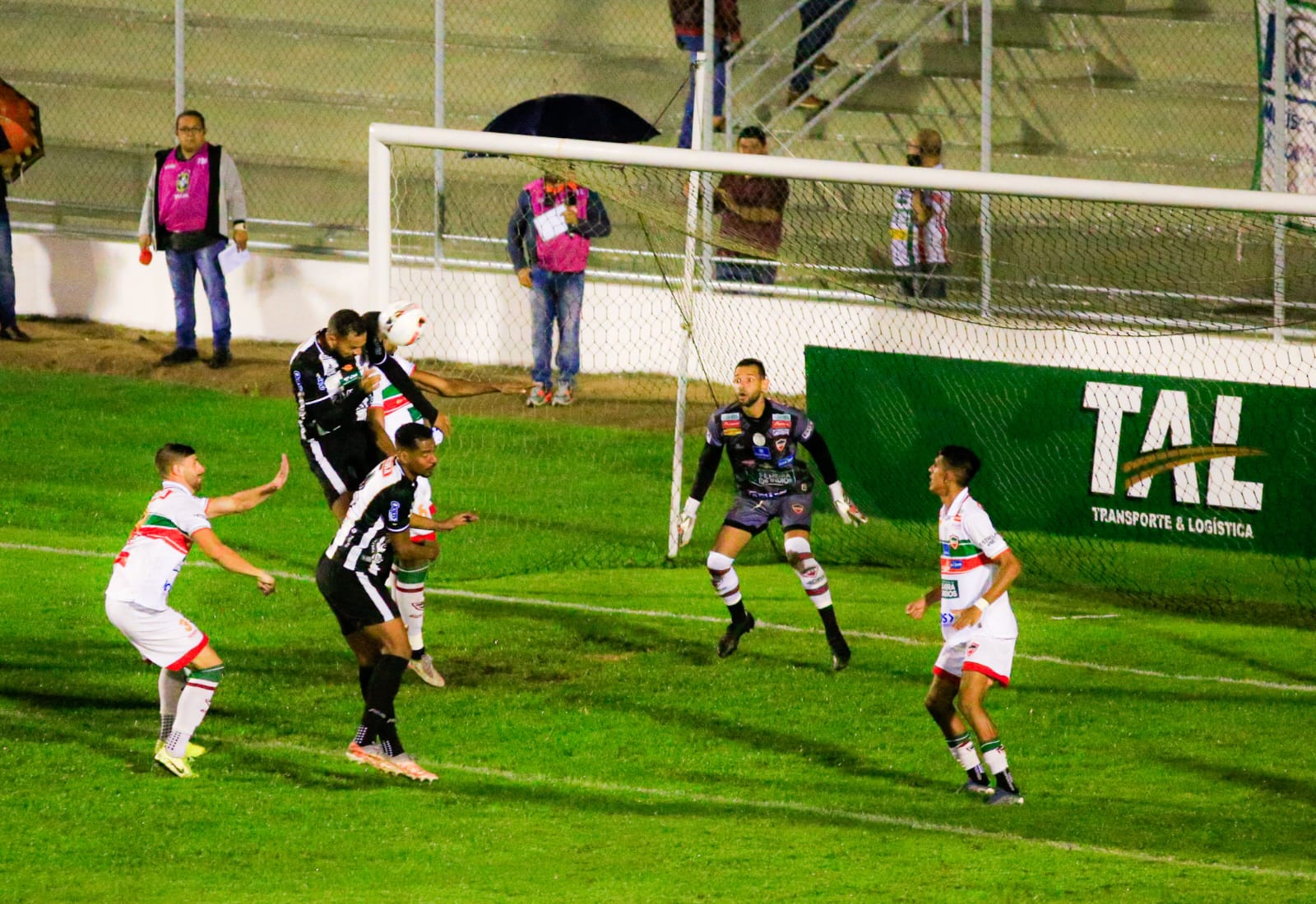 Jogo começou muito aberto, com boas chances para os dois clubes - Foto: Ailton Cruz