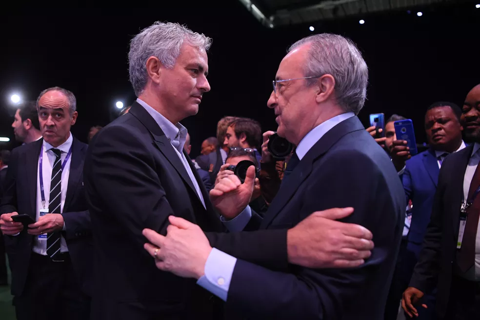 Florentino Pérez cumprimenta José Mourinho — Foto: Getty Images