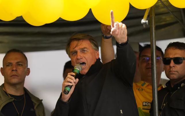 Bolsonaro afirma que cadeira presidencial é ‘do povo’ e do ‘nosso Senhor’