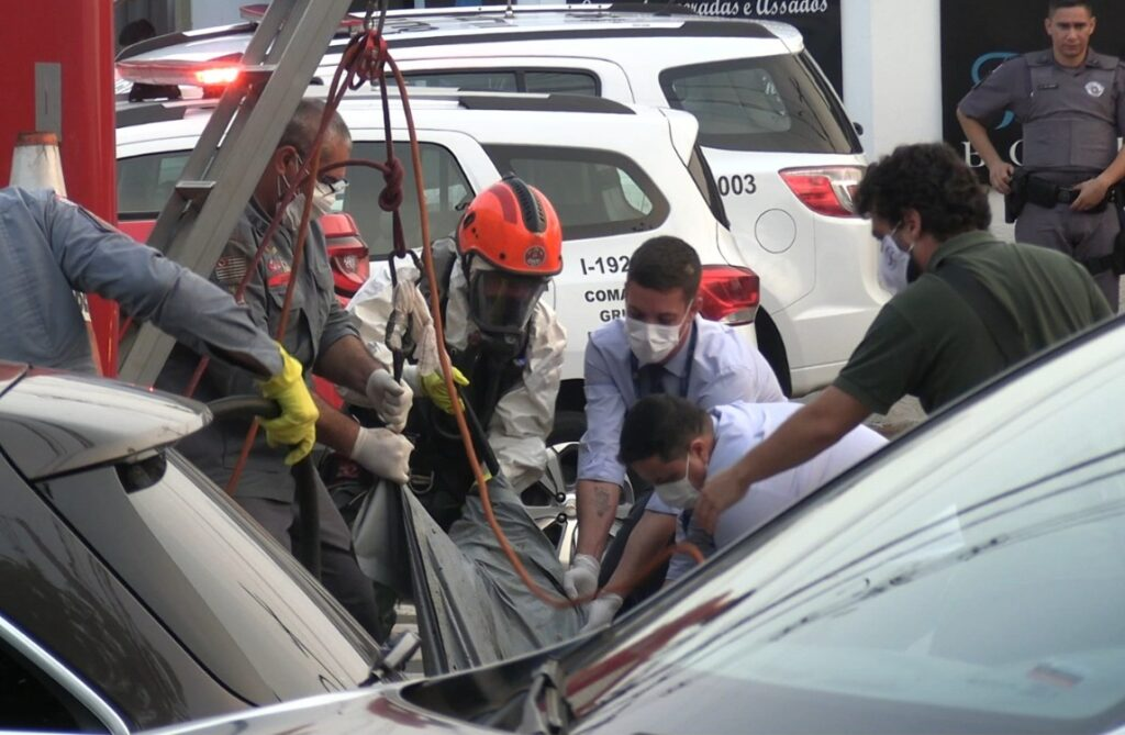 Corpo da alagoana sendo retirada do bueiro pelo Corpo de Bombeiros