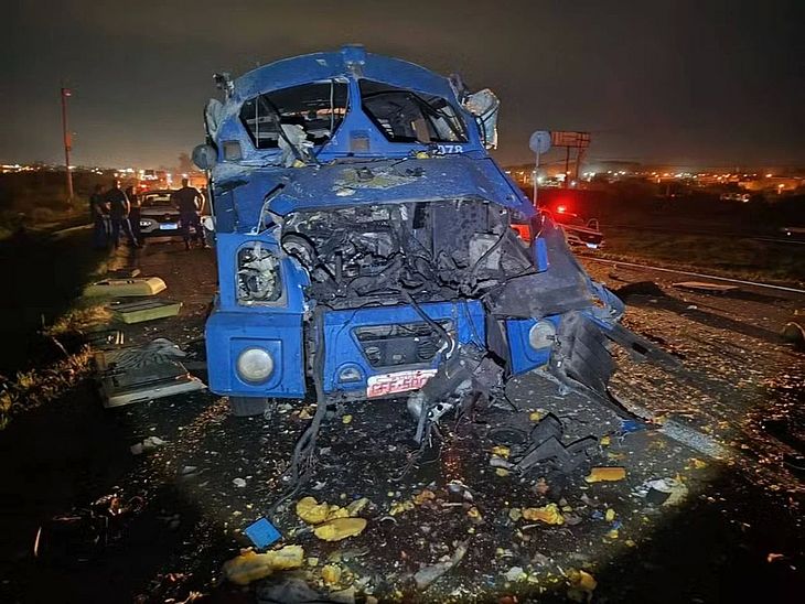 Criminosos armados com fuzis explodem 2 carros-fortes no interior de SP