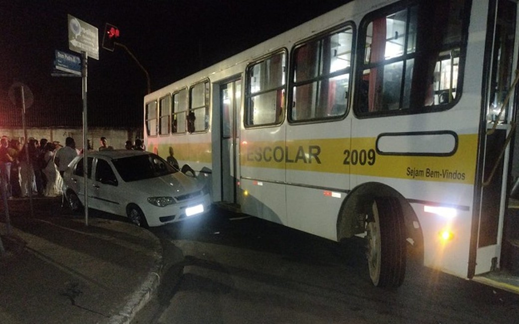 Ônibus escolar com estudantes colide em carro na cidade de Arapiraca